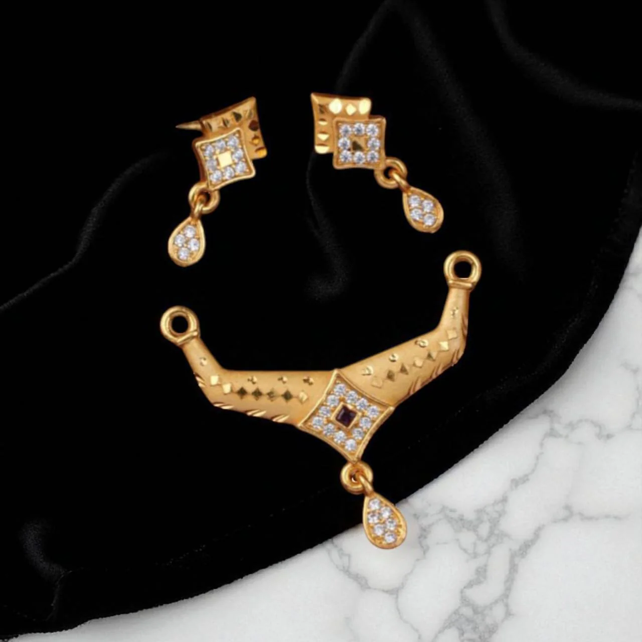 Elegant Floral Design Micro Gold Plated Ad Pendant Set - Image 3