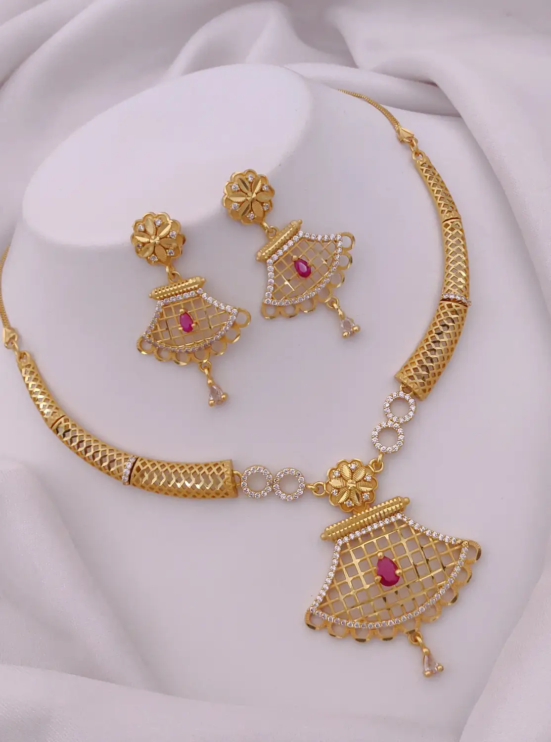 Elegant Gold-Plated Ruby Drop Pendant Necklace Set with Traditional Earrings - Image 3